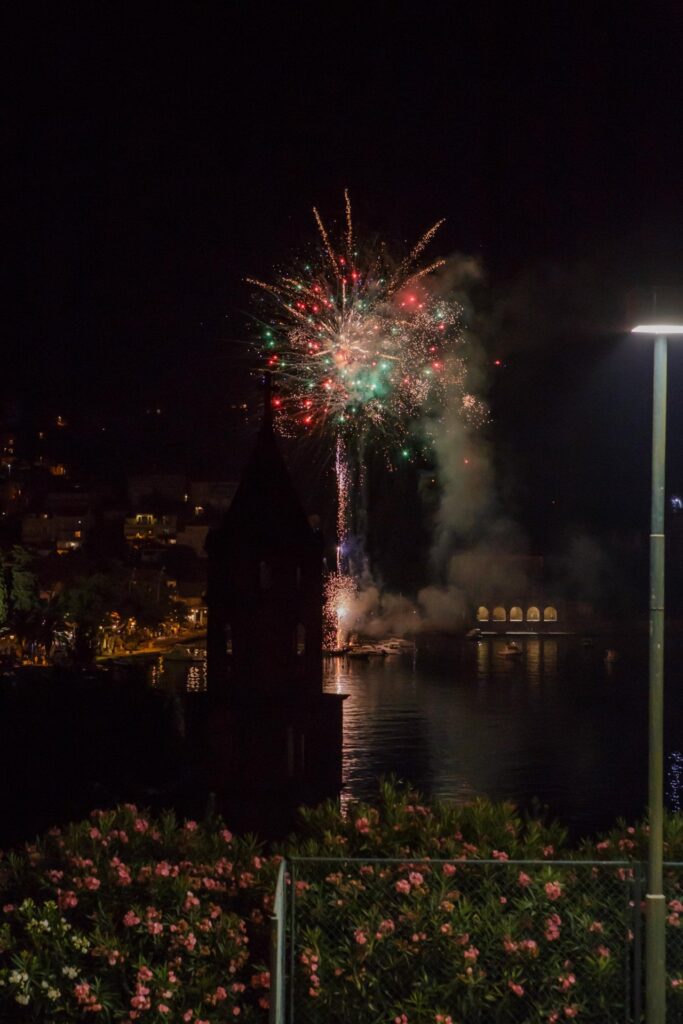 Vatromet u cavtatskoj luci, povodom proslave 50. obljetnice službenog osnutka VK Cavtat.